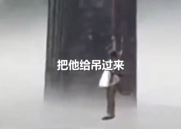 钓鱼佬被困河中男子用无人机吊上岸 暴雨救援展现科技力量