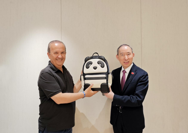 龙宇翔向若尔金霍·梅洛赠送“友谊使者”
