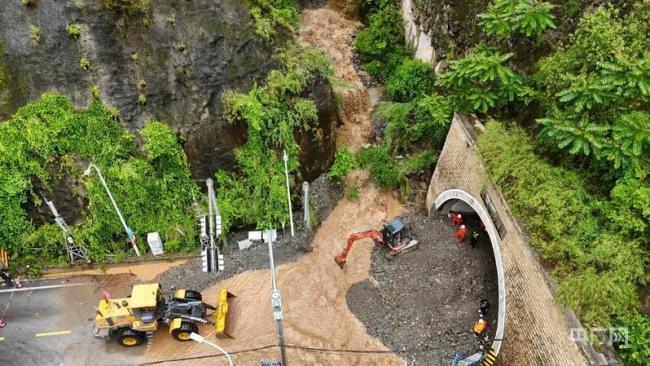 云南迪庆强降雨致多路段阻断 公路部门昼夜抢险保畅通