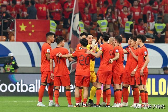 扬子晚报：国足再弱也是国家队层面