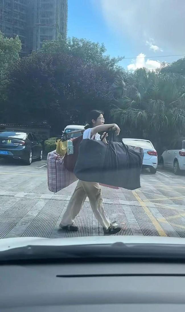 高考完挑扁担回家女孩的班主任发声