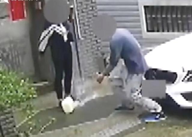 台湾毒驾男撞死人保释期间被女友烧死