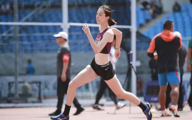曾怒怼张国伟的北体1米84校花，跳高女神胡麟鹏完成蜕变