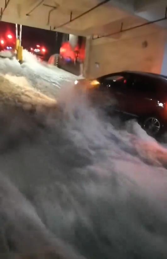 桂林暴雨致车库被淹 市民拉绳逃生