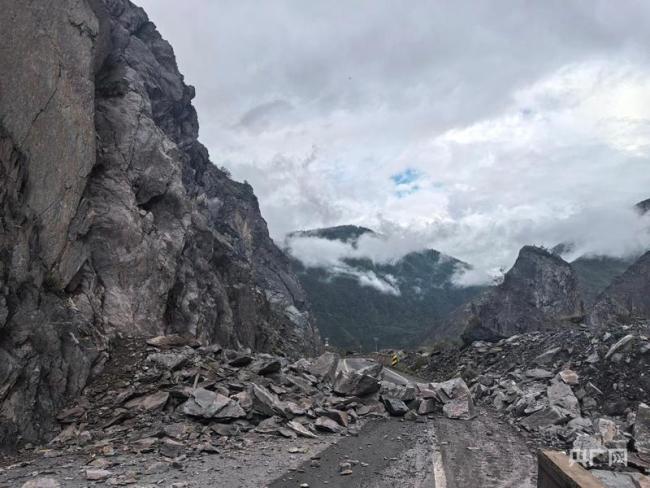 云南迪庆强降雨致多路段阻断 公路部门昼夜抢险保畅通