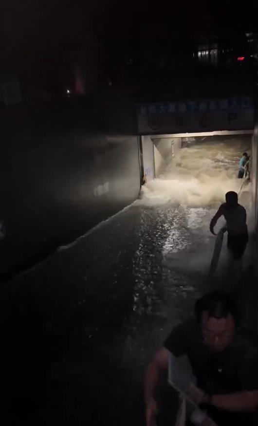 桂林暴雨致车库被淹 市民拉绳逃生 积水严重引发关注