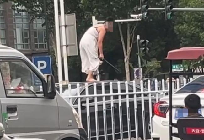 女子路上持械打砸多辆车被逮捕 视频曝光引发热议