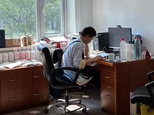 北大学生拍摄韦东奕办公现状 学生：希望外界不要太多打扰他