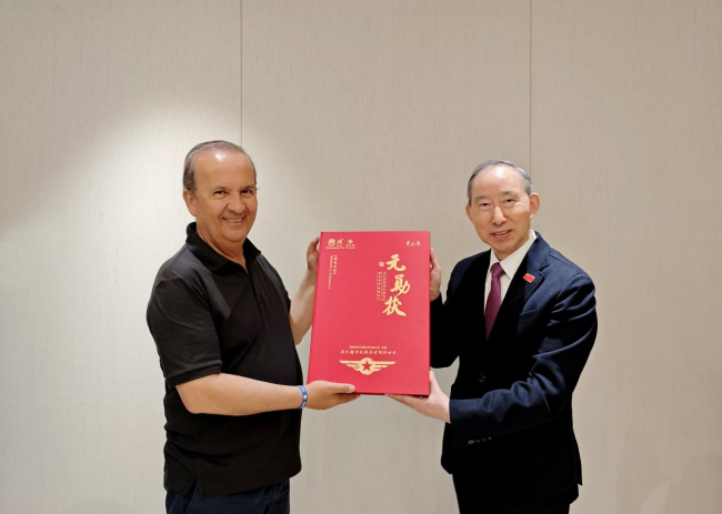 龙宇翔向若尔金霍·梅洛赠送安化元勋茯黑茶