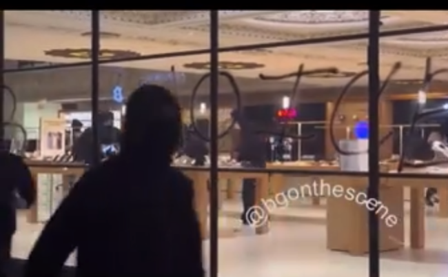 洛杉矶骚乱商店被抢劫 苹果阿迪遭殃