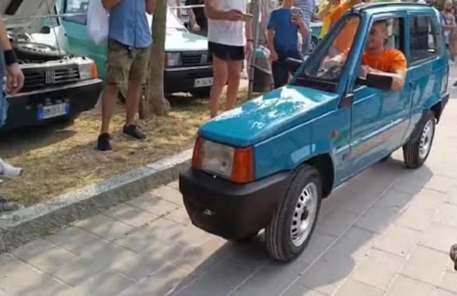 意大利男子改装超窄“纸片车”