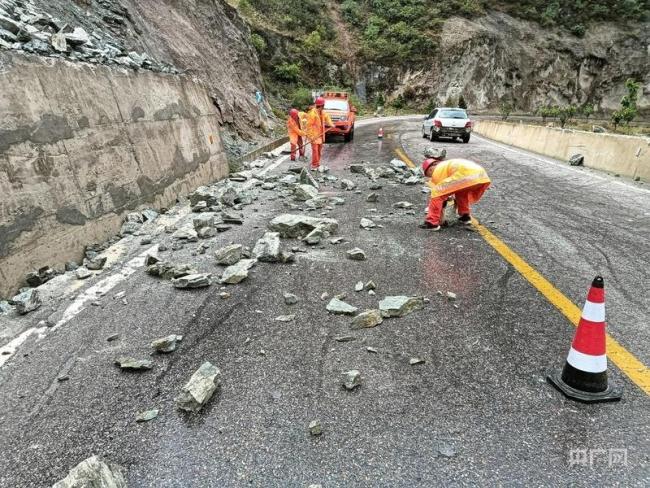 云南迪庆强降雨致多路段阻断 公路部门昼夜抢险保畅通