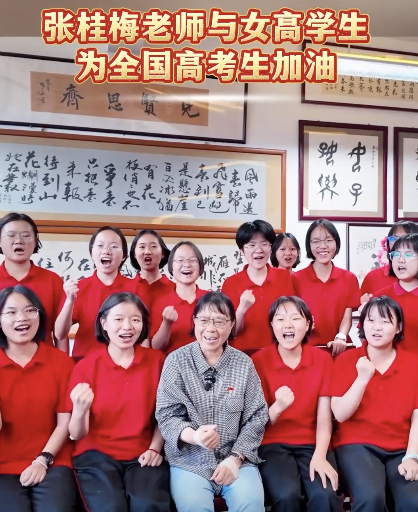 华坪女高学生为高考学子加油 旗开得胜金榜题名