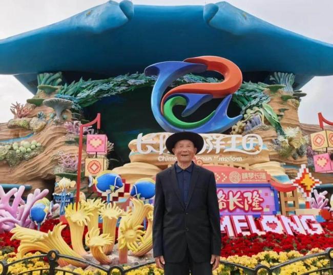 63岁儿子带养父游中国