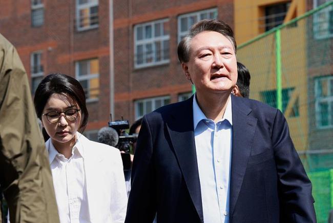 尹锡悦夫妇现身投票站