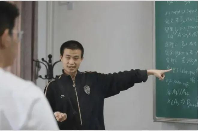 北大“韦神”突然开号，现身4秒，说了3句话，吸粉12万！亲属最新回应