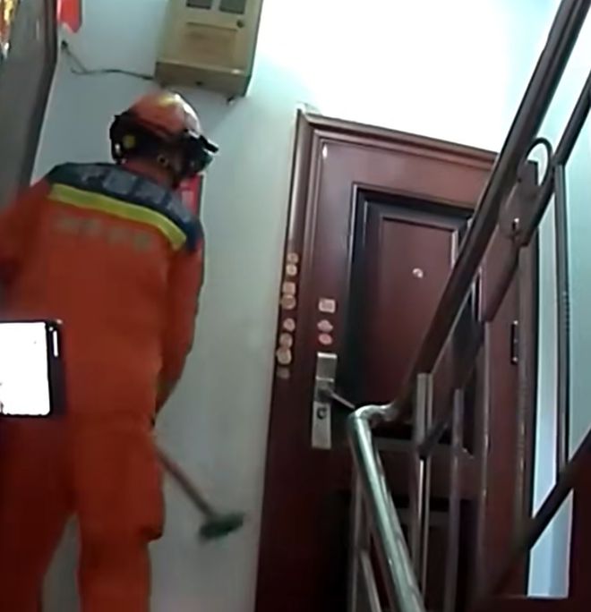 急！湖南一考生开考前25分钟因锁故障被困家中，还无法提供准确位置，幸亏他们来了