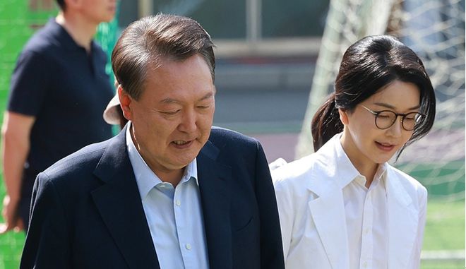尹锡悦夫妇现身总统选举投票站，未回答记者提问