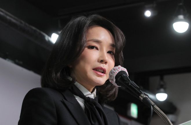 尹锡悦夫妇现身总统选举投票站，未回答记者提问