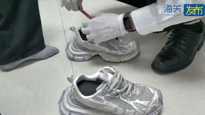 男子鞋垫下藏匿大麻烟油53.2克走私进境，被深圳海关查获