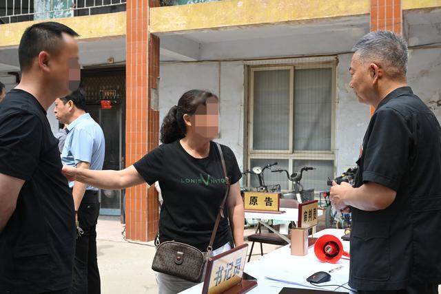 唐河法院泗洲法庭巡回审理进小区 化解物业纠纷普法零距离