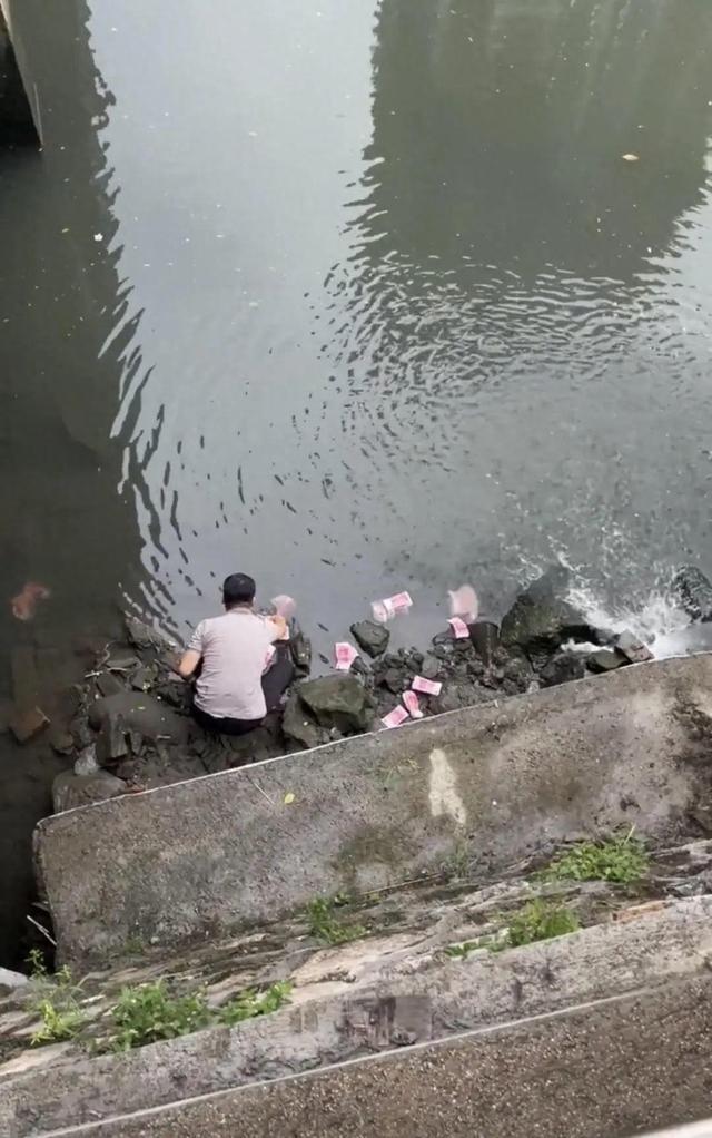 一河道惊现大量成沓钞票，一男子将其捡走，深圳警方介入调查