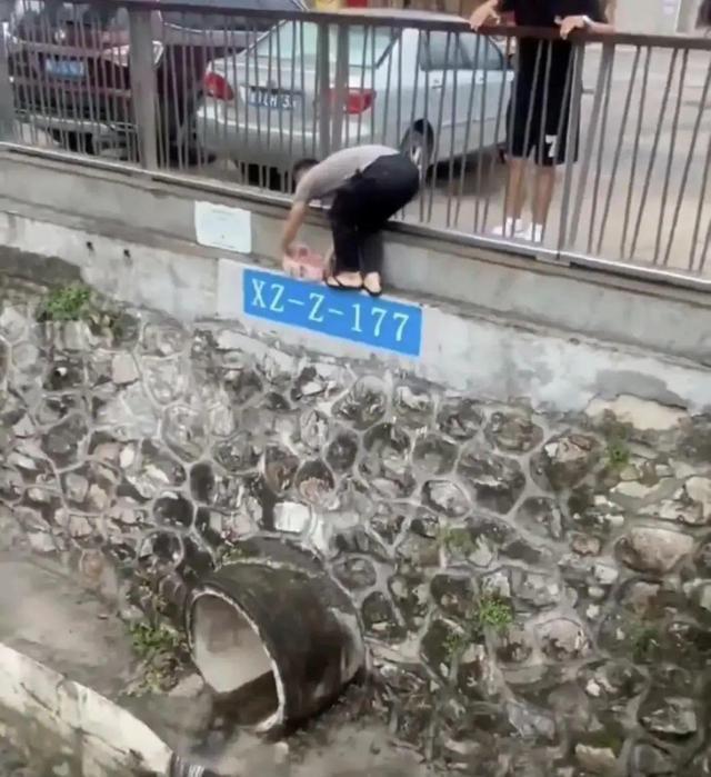 一河道惊现大量成沓钞票，一男子将其捡走，深圳警方介入调查