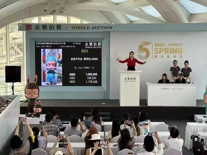 LABUBU真成“顶流”了！韩国线下店有人为它通宵排队，有人为它吵架动手，为您揭秘其火爆原因