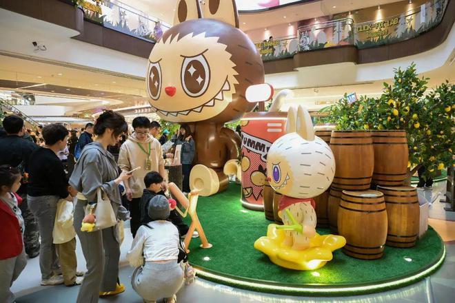 LABUBU真成“顶流”了！韩国线下店有人为它通宵排队，有人为它吵架动手，为您揭秘其火爆原因