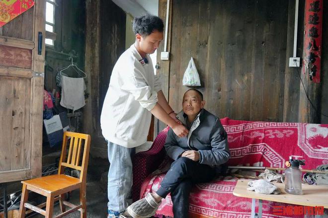 父亲重病，邵阳“00后”小伙笑对生活撑起一个家
