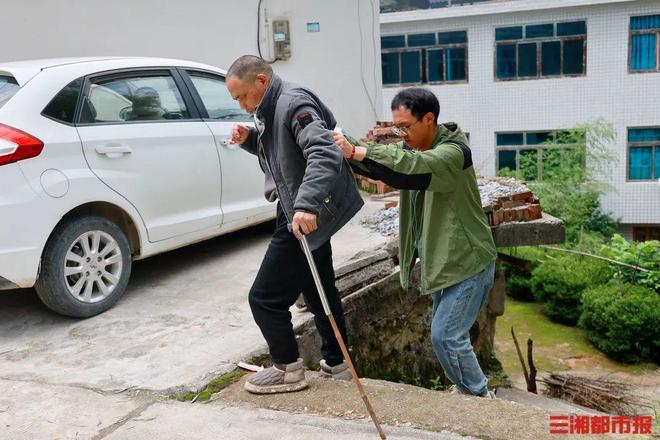 父亲重病，邵阳“00后”小伙笑对生活撑起一个家