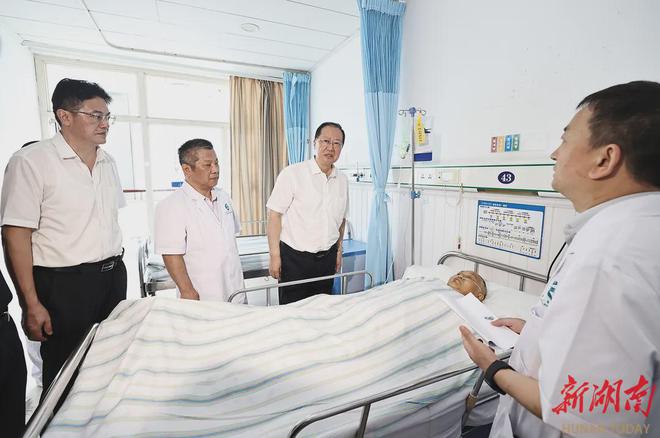 湖南省长赴常德临澧事故现场指挥救援并看望伤员