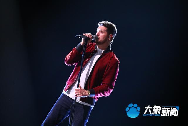 五座格莱美奖得主连唱两首！麦可·布雷与“歌手”以乐对话