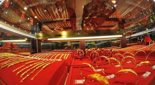 金饰价格跌破1000元大关！黄金还能囤吗