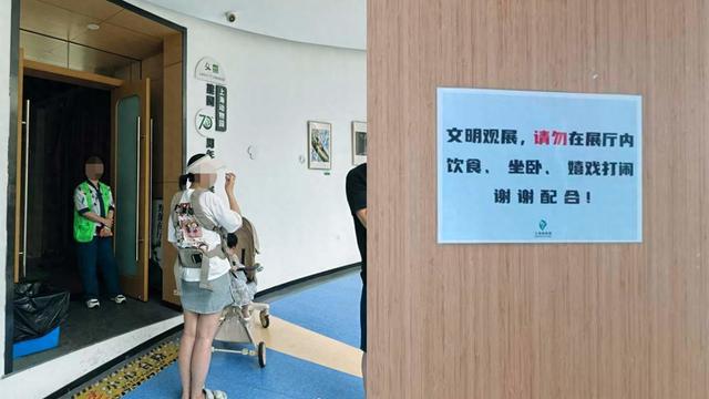 婴儿喝奶瓶被赶，比冷漠更冷的是不知错丨中听