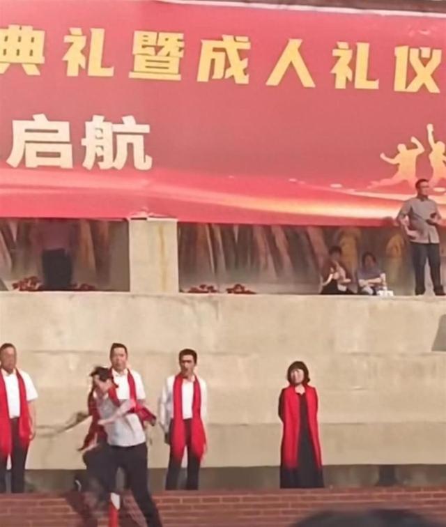 学校成人礼一老师从2米多高看台跌落 校方:突发低血糖无碍