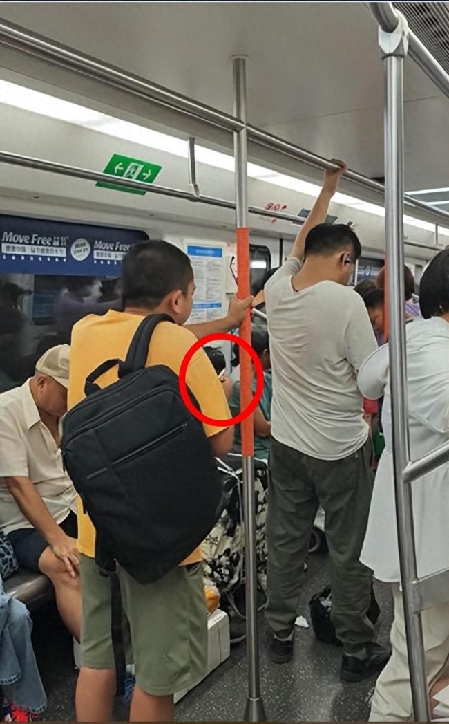 男子地铁内抽烟旁若无人
