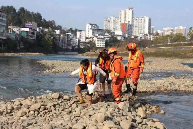 河道水位上涨4名工人被困 消防架生命通道成功救援