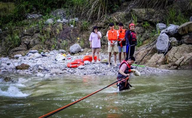 河道水位上涨4名工人被困 消防架生命通道成功救援