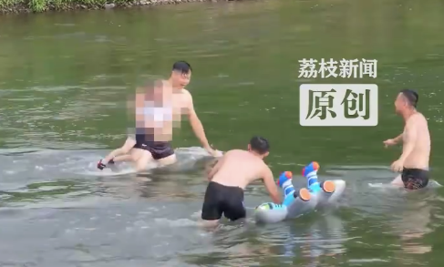 注意安全！男孩玩水被冲走2男子下河救人
