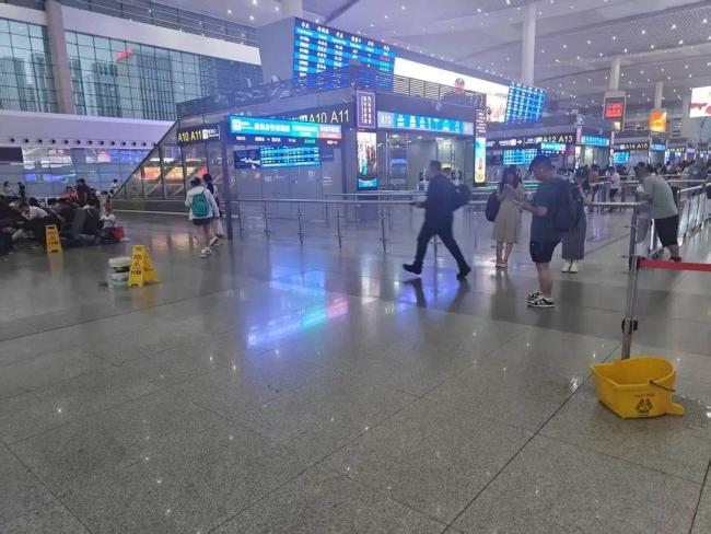 成都东站回应漏水并致歉 暴雨引发排水问题