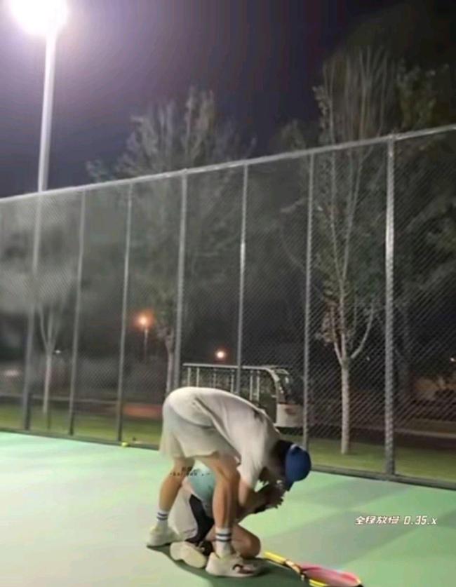 苗苗打网球被球打到面部 郑恺教科书式护妻