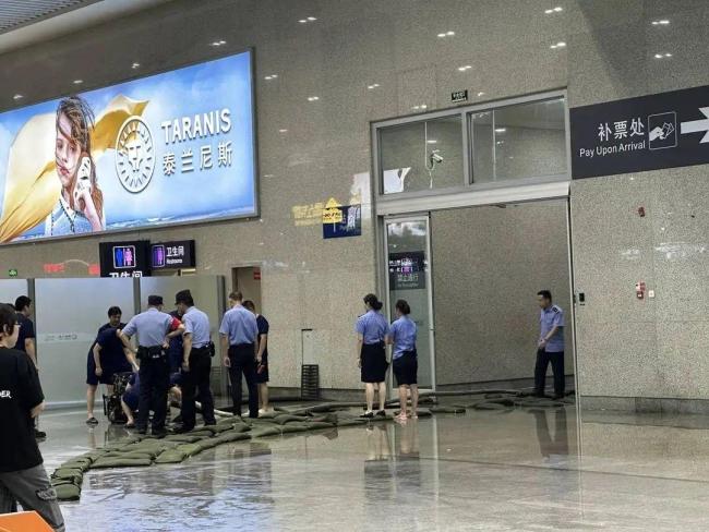 成都东站回应漏水并致歉 暴雨引发排水问题