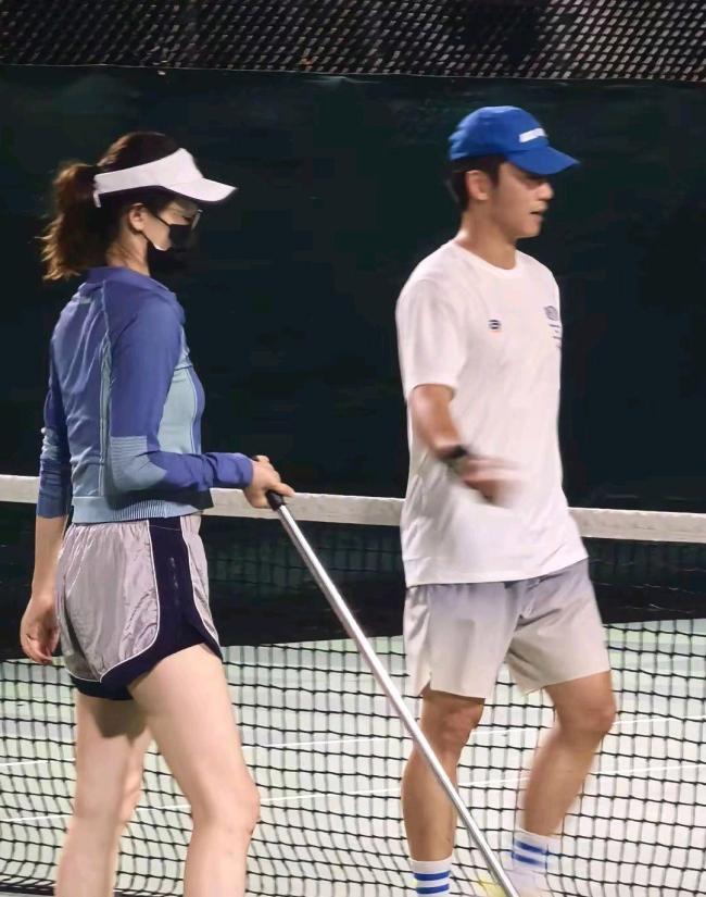 苗苗打网球被球打到面部 郑恺教科书式护妻