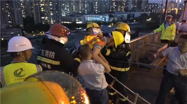 河道水位上涨4名工人被困 消防架生命通道成功救援