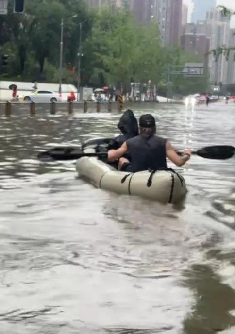 成都东站回应漏水并致歉 暴雨引发排水问题