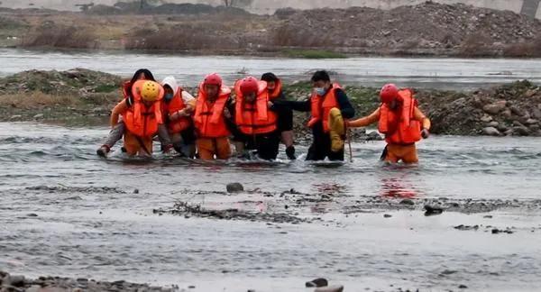 河道水位上涨4名工人被困 消防架生命通道成功救援