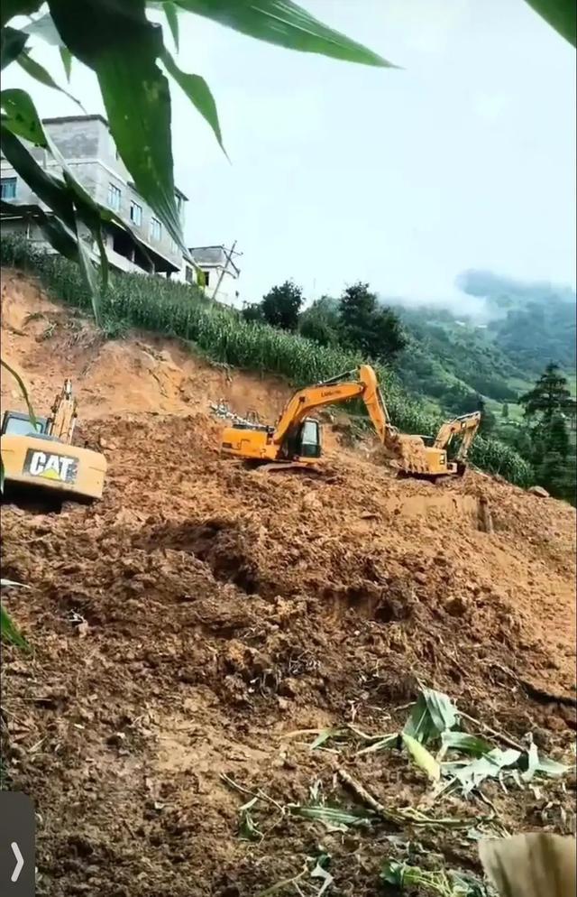 云南威信滑坡找到2名遇难者遗体，还有3人被埋，当地再下大雨搜救遇阻