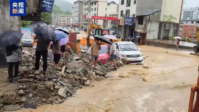 云南威信滑坡找到2名遇难者遗体，还有3人被埋，当地再下大雨搜救遇阻