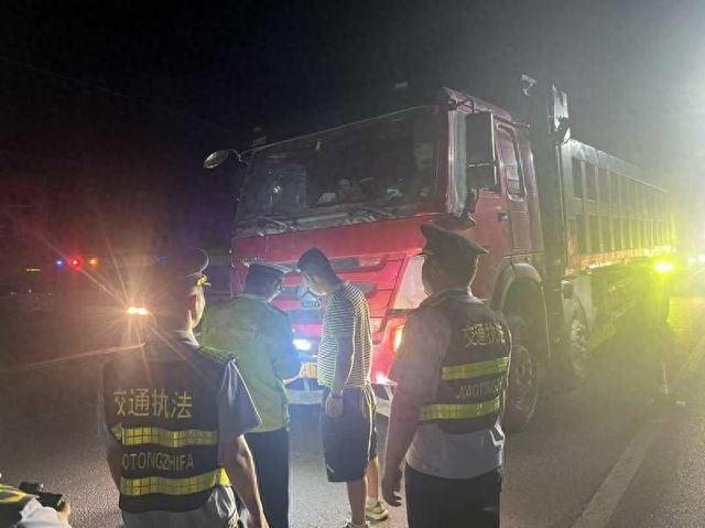 许昌交警异地用警开展货车交通违法联合查缉集中行动